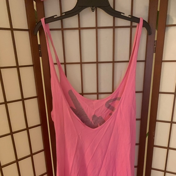 Oversized vs pink tank - Picture 4 of 5